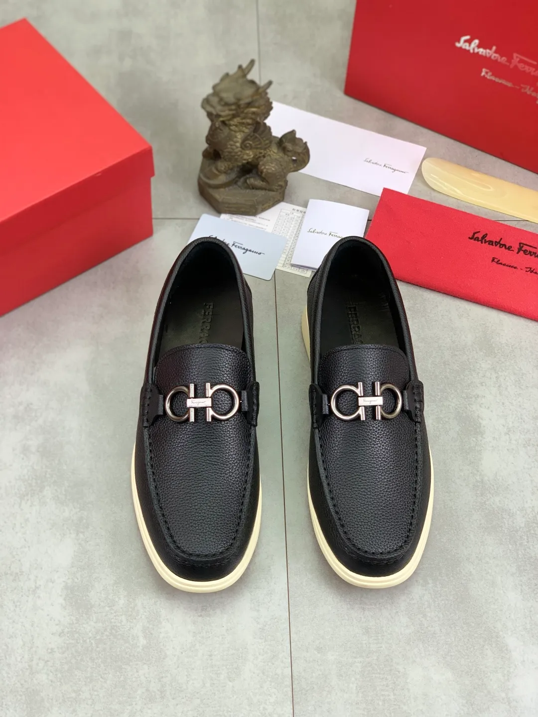 Men's Men's Shoes 💰P580💰[New Style] Water-dyed Niuli 🆘[Salvatore Ferragamo] Ferragamo's latest casual business leather shoes for men! Listed simultaneously! The fabric is made of specially imported original pebbled calfskin, and the lining is made of imported water-dyed cowhide. It is absolutely luxurious and leads the fashion trend. Matching code: 38-44 (45 and 46 can be customized) Black, brown and burgundy colors available